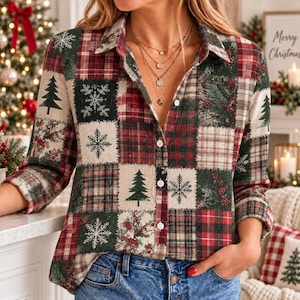 Peut inclure: Une chemise à manches longues boutonnée avec un motif patchwork composé de carreaux rouges et verts, de flocons de neige blancs, de sapins et de branches de houx. La chemise présente un col classique, des boutons blancs et un jean bleu.