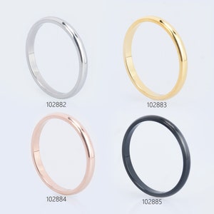 Puede incluir: Cuatro alianzas finas y simples en diferentes colores: plata, oro, oro rosa y negro.