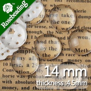 Puede incluir: Cabujones redondos de vidrio transparente con texto de una página de libro antiguo. Los cabujones miden 14 mm de diámetro y 4,5 mm de grosor. La imagen también incluye el logotipo de Rosebeading.
