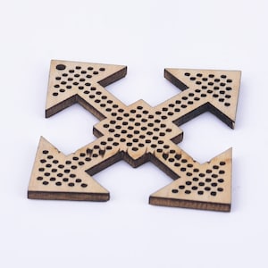 Puede incluir: Un letrero de madera con cuatro flechas apuntando en diferentes direcciones. Las flechas son de madera y tienen un color marr&oacute;n claro. Las flechas est&aacute;n decoradas con un patr&oacute;n de peque&ntilde;os agujeros.