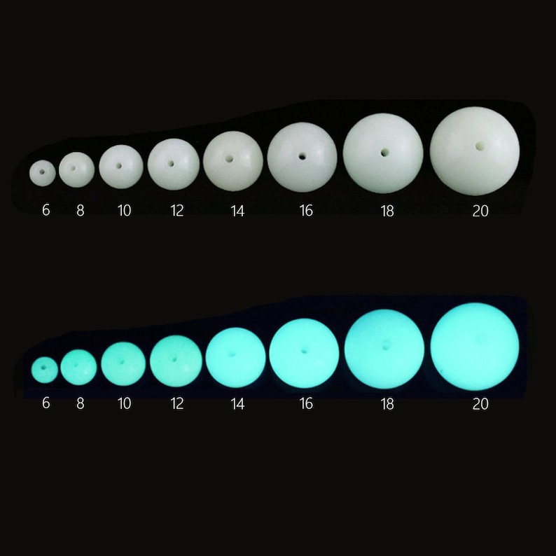 Puede incluir: Dos filas de cuentas redondas blancas y que brillan en la oscuridad, cada fila aumenta de tama&ntilde;o de 6 mm a 20 mm. Las cuentas tienen un peque&ntilde;o agujero en el centro.