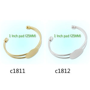 Puede incluir: Dos pulseras de brazalete, una dorada y otra plateada, con una almohadilla redonda de 25 mm (1 pulgada) para personalización. Las pulseras están etiquetadas como c1811 y c1812.
