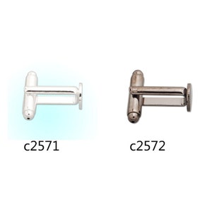 Puede incluir: Se muestran dos pares de gemelos. Uno es plateado, el otro de metal más oscuro. Cada gemelo tiene forma de barril redondeado y una barra rectangular. El texto "c2571" y "c2572" está debajo de cada par.