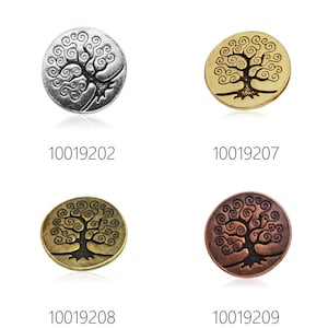 Könnte beinhalten: Vier Metall-Anhänger mit einem Lebensbaum-Design. Die Anhänger sind silber, gold, bronze und kupferfarben.