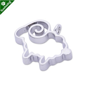 Puede incluir: Encanto de metal plateado en forma de oveja con un cuerno rizado. El encanto tiene un bucle en la parte superior para sujetarlo a un collar o pulsera.