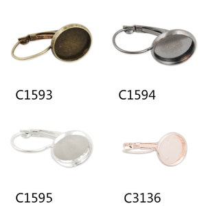 Puede incluir: Cuatro pares de bases para pendientes con diferentes acabados: latón antiguo, metal gris oscuro, plata y oro rosa. Cada base tiene una montura redonda.