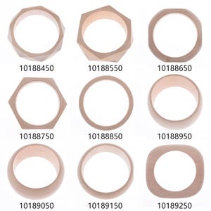 Peut inclure: Neuf bracelets en bois de différentes formes et tailles. Les bracelets sont tous de couleur bois naturel. Les bracelets sont disposés en trois rangées de trois. Les numéros 10188450, 10188550, 10188650, 10188750, 10188850, 10188950, 10189050, 10189150 et 10189250 sont imprimés sous chaque bracelet.