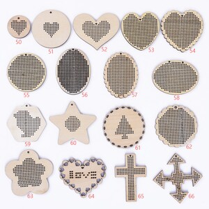 Puede incluir: Conjunto de 16 formas de madera sin terminar para bordado de punto de cruz. Las formas incluyen corazones, c&iacute;rculos, estrellas y m&aacute;s. Cada forma tiene una cuadr&iacute;cula preperforada para facilitar el bordado.