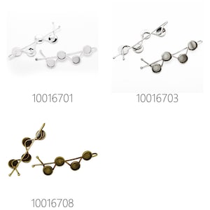 Può includere: Tre set di fermagli per capelli in metallo argentato e bronzo con montature rotonde vuote. I fermagli sono progettati per contenere piccoli cabochon o altri elementi decorativi. I numeri di prodotto sono 10016701, 10016703 e 10016708.