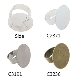 Pode incluir: Quatro bases de anel redondas e planas em prata e bronze. As bases de anel são para a fabricação de joias e estão disponíveis em prata e bronze.