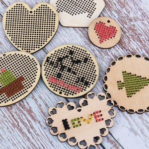 Puede incluir: Un conjunto de ocho aros de bordado de madera sin terminar en varias formas y tama&ntilde;os. Los aros est&aacute;n listos para ser personalizados con dise&ntilde;os de bordado. Los dise&ntilde;os incluyen un coraz&oacute;n, una br&uacute;jula, un &aacute;rbol, un cactus y la palabra "LOVE".