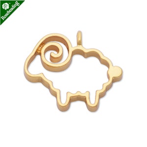 Puede incluir: Encanto de metal de color dorado en forma de oveja con un cuerno en espiral. El encanto es un dise&ntilde;o de corte, lo que significa que el interior est&aacute; vac&iacute;o.
