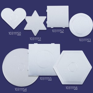 Puede incluir: Seis tableros de clavos de plástico blanco en diferentes formas, incluyendo un corazón, una estrella, un círculo, un cuadrado, un hexágono y un círculo más grande. Cada tablero de clavos tiene un pequeño agujero en el centro. Los tableros de clavos están etiquetados con números: 10311150, 10311151, 10311152, 10311153, 10311154 y 10311156.