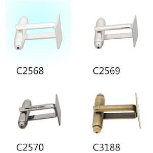 Puede incluir: Cuatro pares de gemelos en diferentes acabados: plata, plata, negro y oro. Los gemelos son todos rectangulares con una forma cuadrada en el extremo. Los gemelos están etiquetados con sus códigos de producto: C2568, C2569, C2570 y C3188.