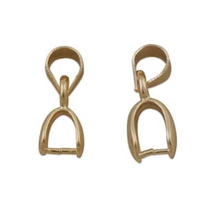 Op de afbeelding: Twee goudkleurige metalen hangerbevestigingen met een lus aan de bovenkant en een gebogen, open onderkant. De bevestigingen zijn ontworpen om een hanger of bedel te houden.