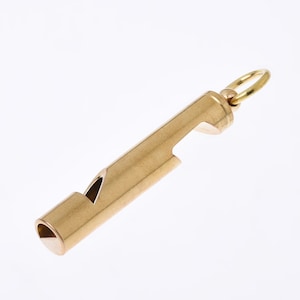 Könnte beinhalten: Eine goldfarbene Metallpfeife mit einem Flaschenöffner. Die Pfeife hat eine runde Öffnung und einen kleinen Ring oben zum Anbringen an einem Schlüsselbund.