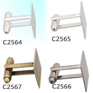 Puede incluir: Cuatro pares de gemelos con frentes de forma cuadrada. Los gemelos están disponibles en plata, oro y dos tonos de plata. Los gemelos están etiquetados como C2564, C2565, C2566 y C2567.