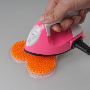 1 piezas Mini plancha portátil para mini cuentas, plancha eléctrica rosa, manualidades para niños de bricolaje 108x63x66mm 10072528