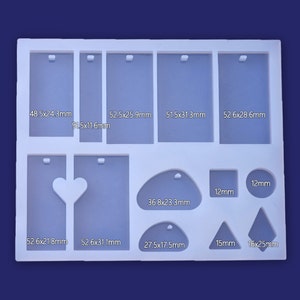 Puede incluir: Molde de silicona blanco con 12 formas diferentes para hacer joyas de resina. El molde incluye formas rectangulares, de corazón, ovaladas, redondas, cuadradas, triangulares y de diamante. El molde mide 48,5x24,3 mm, 51,5x11,6 mm, 52,5x25,9 mm, 51,5x31,3 mm, 52,6x28,6 mm, 52,6x21,8 mm, 52,6x31,1 mm, 36,8x23,3 mm, 27,5x17,5 mm, 12 mm, 15 mm y 16x25 mm.