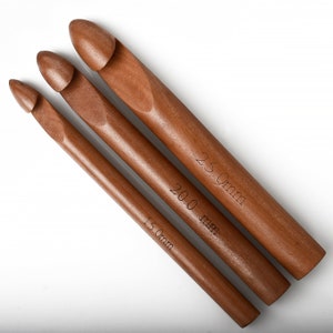 Op de afbeelding: Drie houten haaknaalden in bruin met maten 15,0 mm, 20,0 mm en 25,0 mm.