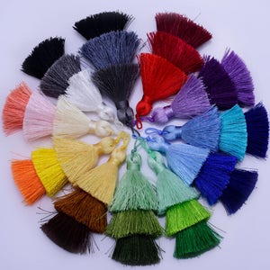 Può includere: Assortimento di frange colorate in varie tonalità, tra cui rosa, blu, verde, rosso e viola. Le frange sono realizzate in fibre morbide e soffici e sono perfette per aggiungere un tocco di fantasia a qualsiasi progetto.
