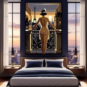 Könnte beinhalten: Ein gerahmter Kunstdruck zeigt eine Frau auf einem Balkon mit Blick auf Paris bei Sonnenuntergang, mit dem Eiffelturm im Blick. Das Kunstwerk befindet sich über einem Bett mit blau-weißer Bettwäsche. Der Raum hat dunkelblaue Wände, Pendelleuchten und große Fenster mit Stadtblick.