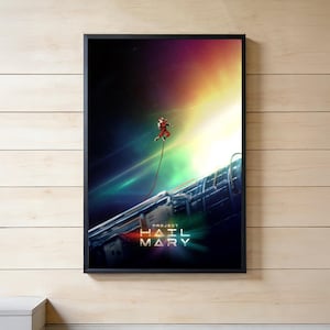 Może przedstawiać: Oprawiony plakat przedstawiający scenę science fiction. Postać w czerwonym skafandrze kosmicznym zawieszona jest na linie na tle kolorowej mgławicy i jasnego źródła światła. Plakat zawiera napis "PROJECT HAIL MARY".