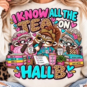 Puede incluir: Una sudadera color crema con un gráfico de tres mapaches de dibujos animados con gafas y diademas. El texto dice I KNOW ALL THE TEA ON HALL B, con etiquetas adicionales como HALL A, HALL B, HALL C, HALL D, SNACKS, GOSSIP, MEDS, CHAOS, SPILL THE TEA, FUELED BY COFFEE & GOSSIP, RESIDENT GOSSIP CLUB, RESIDENT DRAMA, STAFF TEA y SHIFT NOTES.