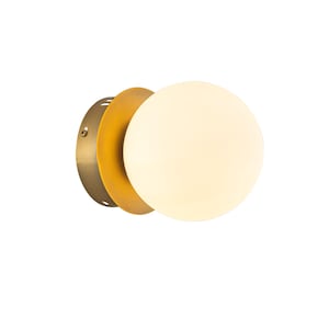 Op de afbeelding: Een moderne wandlamp met een ronde, matglazen bol. De lamp heeft een messingkleurige montageplaat en twee goudkleurige cirkelvormige accenten. Het ontwerp is minimalistisch en elegant, geschikt voor diverse interieurs.