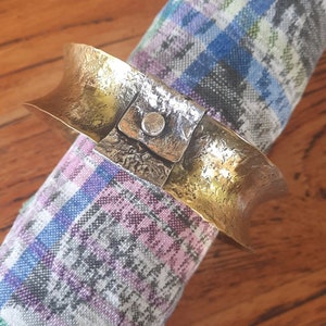 silber, goldene funky Armreifen, strukturierte Akzente. recycelten Metallen. Anlaufsicher 2 3/4 "Durchmesser, kostenloser Versand, Kostenlose Batik Geschenkbox