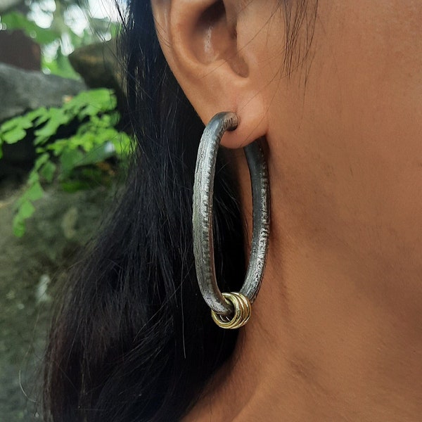 handgemaakte oorbellen getextureerde zilveren oorringen met verwijderbare aanslagbestendige koperen ringen. Lichtgewicht maar grote oorbellen.