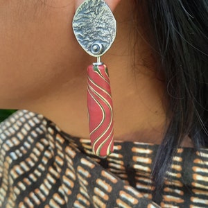 Tribal oorbellen: Javaanse glaskralen, getextureerd sterlingzilver GRATIS verzending, sieradendoosje batik