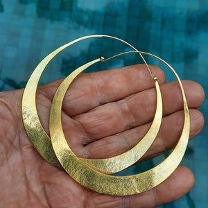 Brincos de argola grandes dourados: 8 cm (3 1/8&quot;) Joias leves e texturizadas que dão um toque especial Frete GRÁTIS caixa de joias batik