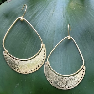 gouden hangoorbellen, dansende lichtgewicht sieraden voor elke dag. 2 1/2" gratis verzending, koop twee ontwerpen voor gratis express, gratis batikgeschenkdoos
