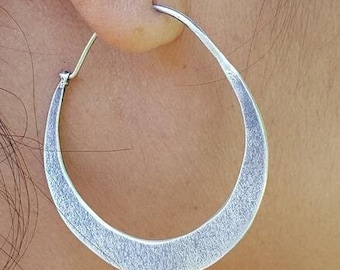 Orecchino a cerchio in argento sterling, best seller per donne forti. Texture terra. NON LUCIDO. 1 3/4" Spedizione gratuita, scatola per gioielli in batik.