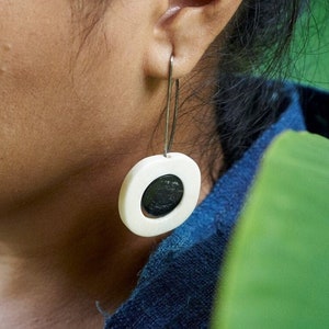 Boucles d&#39;oreilles noires et blanches, boucles d&#39;oreilles pendantes légères, boucles d&#39;oreilles tribales bohèmes - bijoux de style wabi sabi