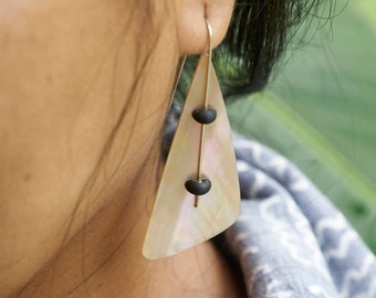 Zilveren oorbellen met parelschelp, GRATIS sieradendoosje, hangoorbellen, geometrisch lichtgewicht, geüpcycled schelp, hippieoorbellen Gratis verzending