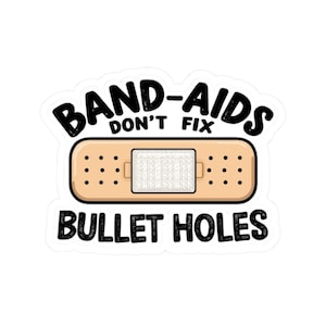 Könnte beinhalten: Ein Aufkleber mit einem Cartoon-Pflaster und dem Text "BAND-AIDS DON'T FIX BULLET HOLES" in Schwarz. Das Pflaster ist beige mit einem weißen Mittelteil und kleinen, dunkelbraunen Punkten.