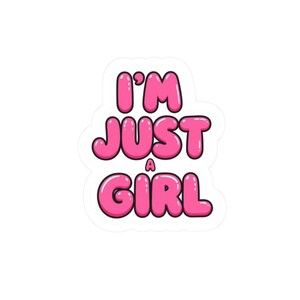 Può includere: Un adesivo fustellato con la scritta "I'm Just a Girl" in lettere a bolle rosa con contorno nero. L'adesivo è posto su uno sfondo bianco.