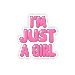 Può includere: Un adesivo rosa con la frase "I'M JUST A GIRL" in lettere a bolle. Il testo è delineato in un rosa più scuro e ha un bordo bianco. L'adesivo è su sfondo bianco.