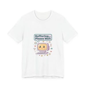Könnte beinhalten: Weißes T-Shirt mit einem Cartoon-Computer-Design. Der Computer hat ein lächelndes Gesicht und den Text "Buffering... Please Wait" in einer Sprechblase. Das Design umfasst Herzen und Smileys.