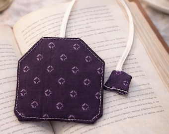 Marcador de livro artesanal em saquinho de chá roxo – Tecido de algodão com fita branca