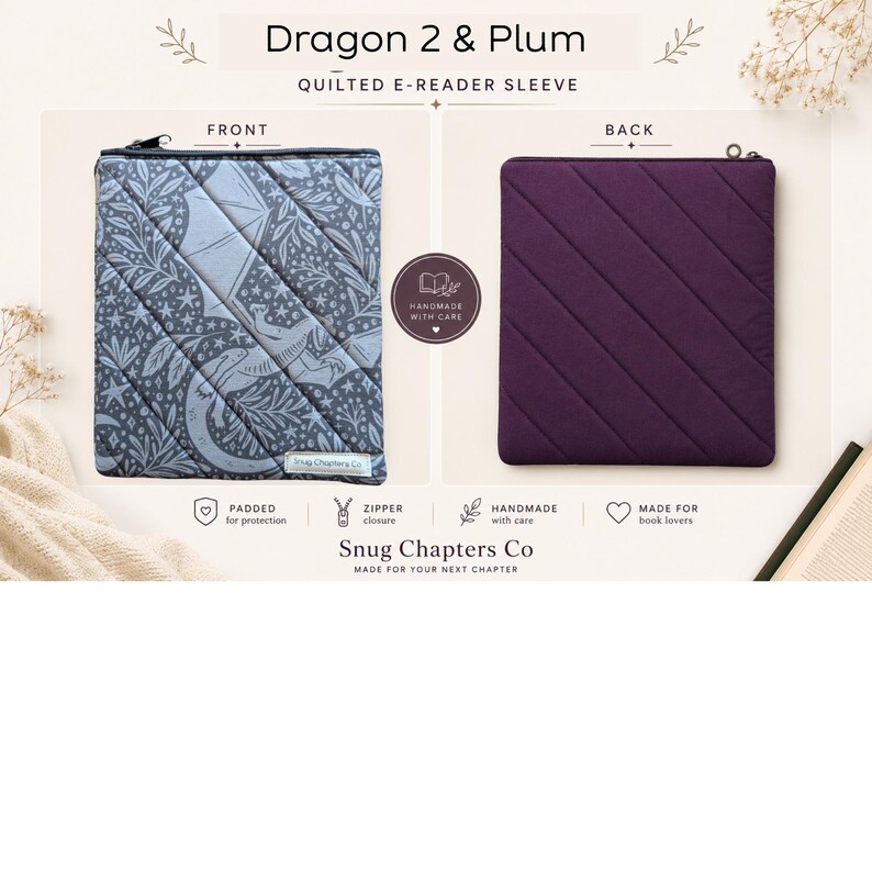 Op de afbeelding: Een gewatteerde e-reader hoes getiteld Dragon 2 & Plum. De voorkant heeft een blauwe stof met een patroon van draken, sterren en bladeren. De achterkant is effen pruimpaars. Beide zijden zijn voorzien van diagonale stiksels en een ritssluiting.
