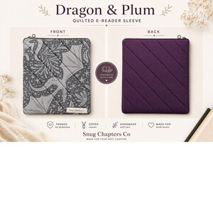 Op de afbeelding: Een gewatteerde e-reader hoes met het label Dragon & Plum van Snug Chapters Co. De voorkant is van grijze stof met een donkergrijs draken- en sterrenpatroon, terwijl de achterkant effen paars is. Beide zijden hebben diagonale stiksels en een ritssluiting.