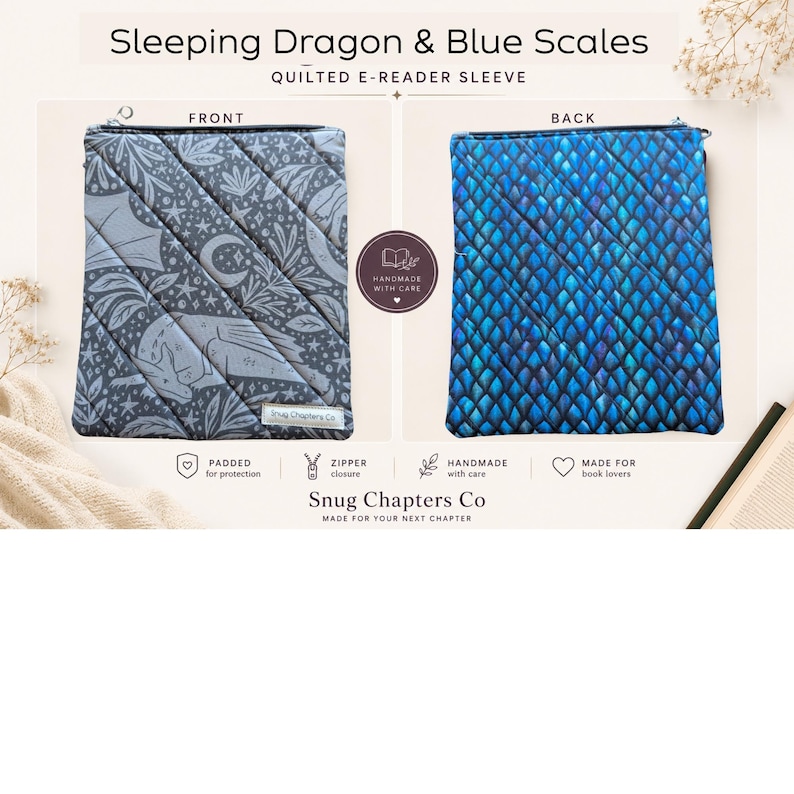 Op de afbeelding: Een gewatteerde e-reader hoes getiteld Sleeping Dragon & Blue Scales. De voorkant heeft een grijze stof met een patroon van slapende draken, manen en sterren. De achterkant toont een levendige blauwe draken-schubbenprint. Ritssluiting.