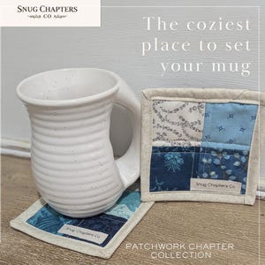 Blauwe patchwork mok tapijtset, gewatteerde onderzetter, handgemaakte stoffen onderzetters, neutraal cottagecore-decor, klein cadeau voor lezer, cadeau leraar