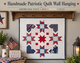 Painel de parede artesanal em estilo americano com estampa de estrelas e corações em vermelho, branco e azul.