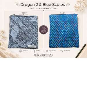 Op de afbeelding: Een gewatteerde e-reader hoes getiteld Dragon 2 & Blue Scales van Snug Chapters Co. De voorkant heeft een grijze stof met een draken- en bladerpatroon, terwijl de achterkant een levendige blauwe en zwarte draken-schubbenprint laat zien.