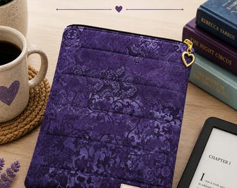 Capa para Kindle Dark Academia | Capa para Leitora Acolchoada em Damasco Roxo