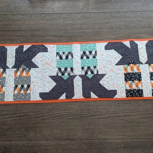 Vändbar Halloween-bordslöpare, lapptäcke i Halloween-bordsdekor, handgjord quiltad löpare, höstbordslöpare, läskig köksdekor